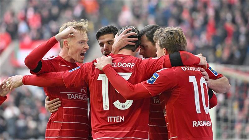 Bejubeln das 1:0: Düsseldorfs Profis um Doppel-Torschütze Itten.