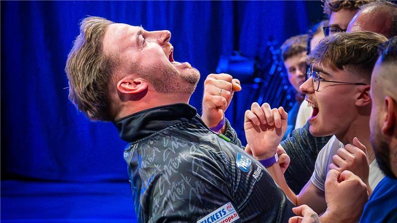 Vom Reality-TV zur Darts-WM: Deutscher eröffnet in London Bejubelt das WM-Ticket: Arno Merk.