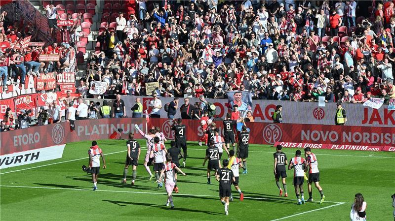 Bejubelten mit den Fans eine spektakuläre Aufholjagd: Die Profis des FC Bayern München.