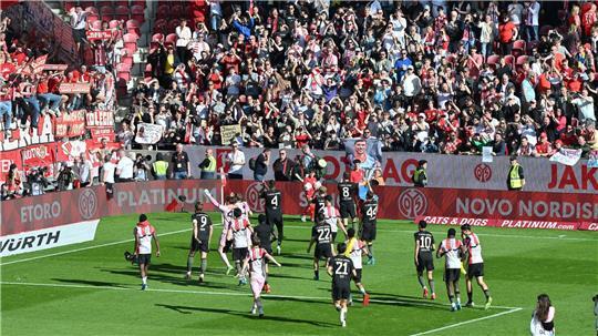 Bejubelten mit den Fans eine spektakuläre Aufholjagd: Die Profis des FC Bayern München.