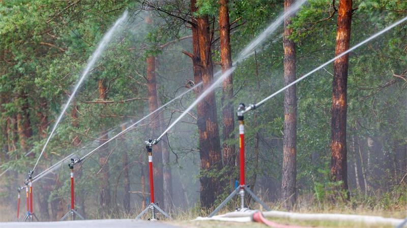 Waldbrandgefahr auch im Norden kurzfristig erhöht Bekämpfung eines Waldbrands im Müritz-Nationalpark in diesem Sommer.