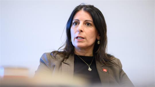 Bekam vom Konzernvorstand keine klare Antwort zum möglichen Stellenabbau: Betriebsratschefin Daniela Cavallo. (Archivbild)