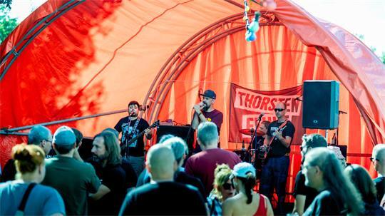 Bekannte und neue Bands präsentieren sich auf zwei Bühnen.