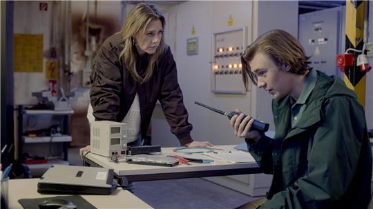 Beke (Felicitas Woll) begleitet den Azubi Jona (Alessandro Schuster) bei dessen Aufgaben als plötzlich totaler Stromausfall im Alten Land herrscht.