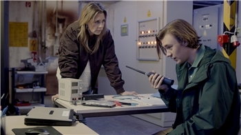 Beke (Felicitas Woll) begleitet den Azubi Jona (Alessandro Schuster) bei dessen Aufgaben als plötzlich totaler Stromausfall im Alten Land herrscht.