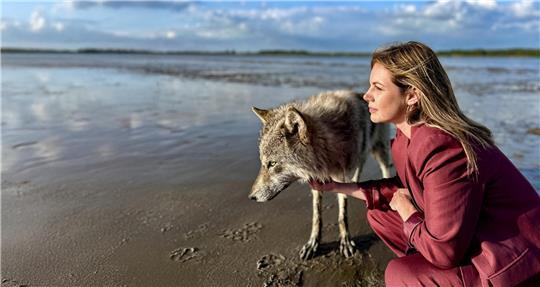 Beke (Felicitas Woll) sichtet am Elbdeich einen Wolf, der die Jorker Bevölkerung in zwei Lager spaltet.