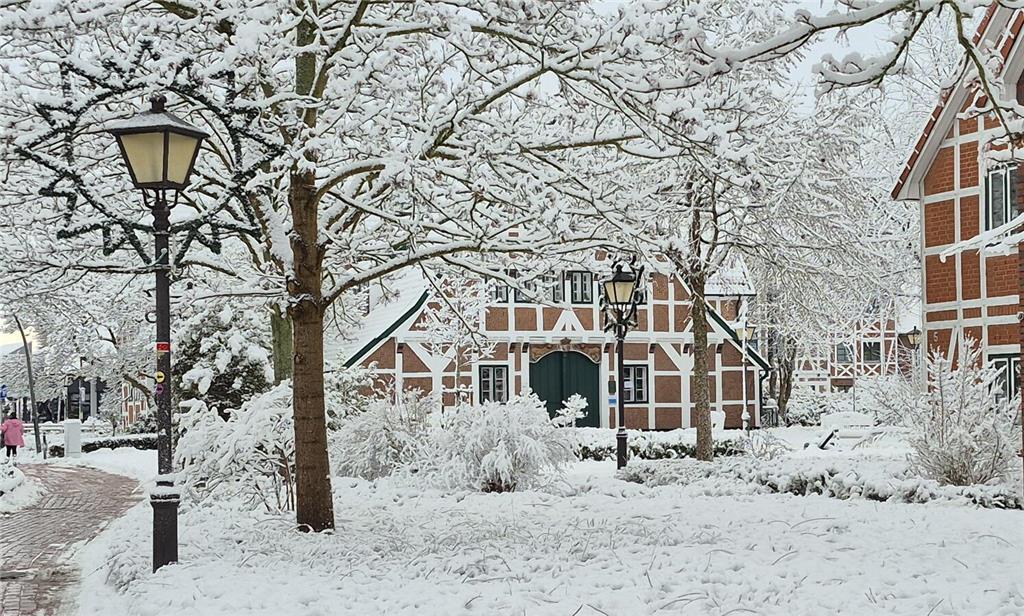 Beke Kramer hat das schneebedeckte Rathaus in Jork abgelichtet.