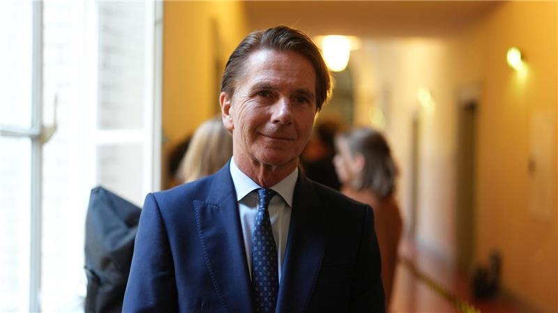 Béla Anda, Ex-Regierungssprecher und Block-Berater, darf nicht mehr als Zuschauer im Gerichtssaal sein - weil er auch als Zeuge geladen werden könnte.