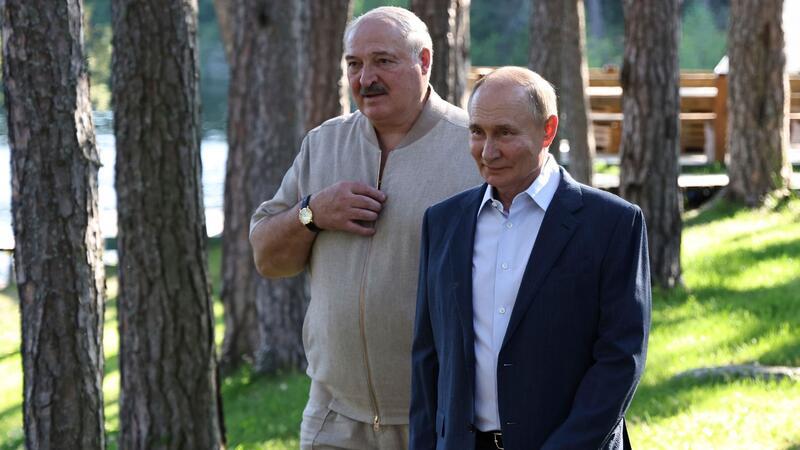 Spektakulärer Gefangenenaustausch zwischen Moskau und Westen Belarus ist ein enger Verbündeter Russlands. Die Präsidenten Lukaschenko (l.) und Putin trafen sich zuletzt Ende Juli in Russland. (Archivbild)