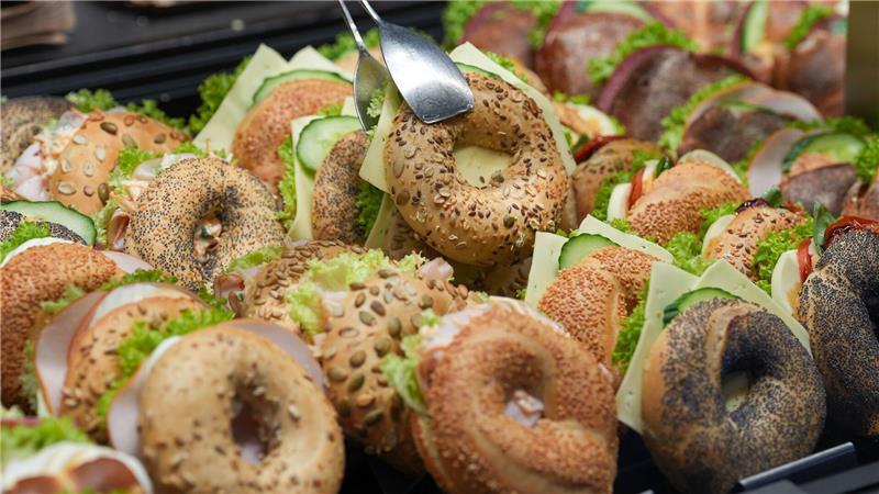 Essen in Geschäften ist im Trend Belegte Brötchen in einer Bäckerei-Theke - manch einer, der schnell etwas essen möchte, greift hier zu. (Symbolbild)