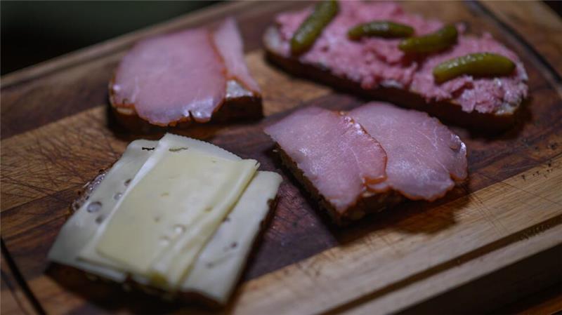 Essen gehen immer teurer: Deutschland isst Stulle Belegte Brotscheiben: mit Käse, Schinken, Zwiebelmettwurst. (Symbolbild)