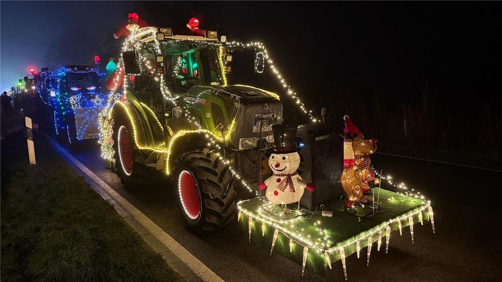 Beleuchtete Figuren und Lichterketten erhellen die Dunkelheit.