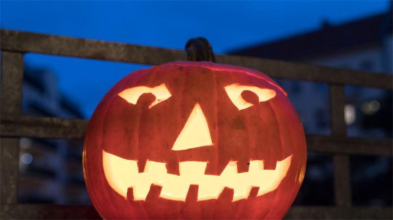 So einfach gelingt eine Herbst-Deko mit Kürbissen Beleuchtete Fratze: Geschnitzte Kürbisse sind bei Kindern an Halloween besonders beliebt.