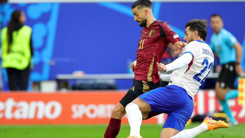 Späte Erlösung mit Eigentor: Frankreichs Minimalisten weiter Belgien kam im Spiel zu wenigen Torchancen, hier in Person von Yannick Carrasco (l.).