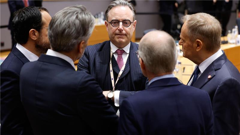 Merz geht bei Russen-Vermögen auf Belgien zu Belgiens Premier Bart De Wever will springen, wenn alle zusammen den Fallschirm stellen.