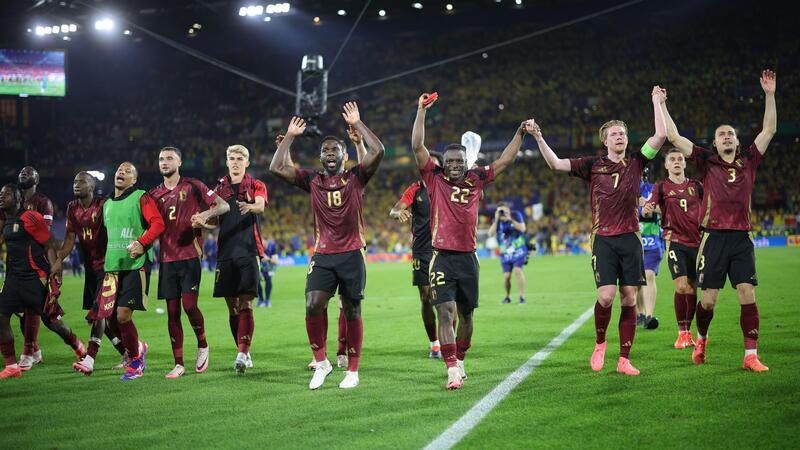 Belgiens „Sieg der Erleichterung“ vor dem Herzschlagfinale Belgiens Spieler bedanken sich nach der Partie bei den Fans.