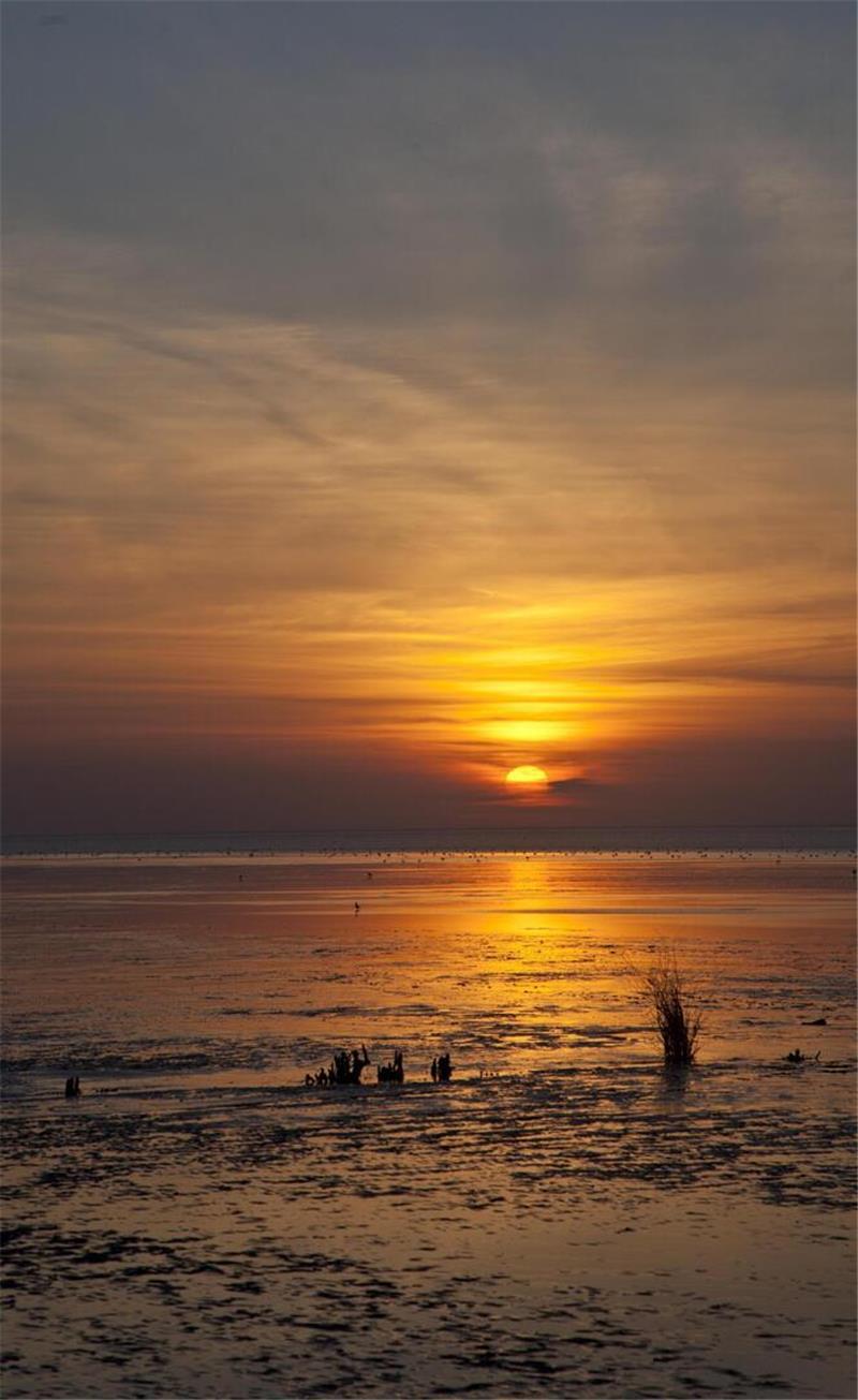 Beliebt bei Einheimischen und Urlaubern: Sonnenuntergang über dem Wattenmeer.