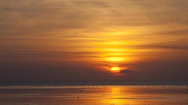 Beliebt bei Einheimischen und Urlaubern: Sonnenuntergang über dem Wattenmeer.