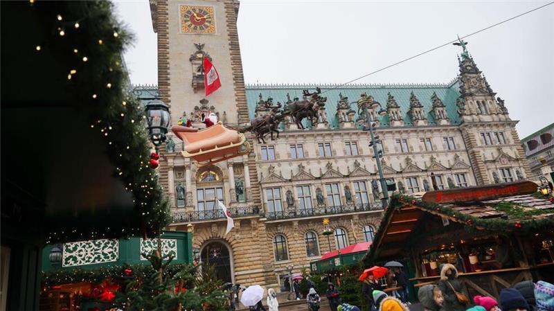 Klingelnde Kassen in „Weihnachtshauptstadt“ Hamburg erwartet Beliebt bei Touristen: die Hamburger Weihnachtsmärkte. (Archivbild)