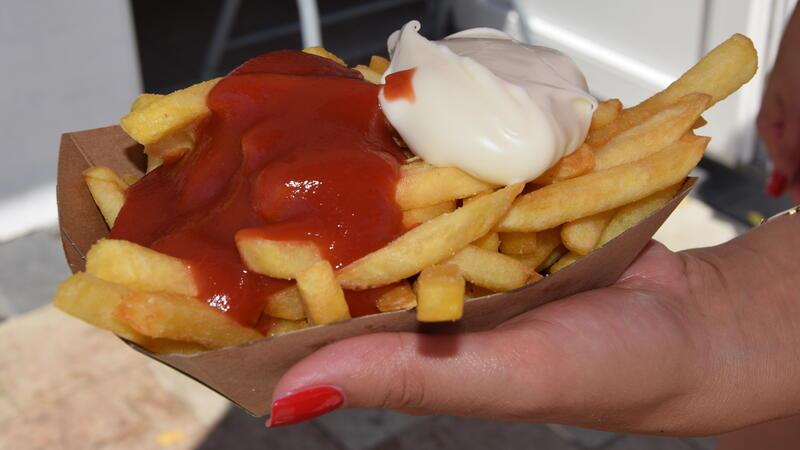 Beliebte Speise im Freibad: Knusprige Pommes mit Ketchup kosten 4,50 Euro. Mayo kostet 0,50 Euro zusätzlich.