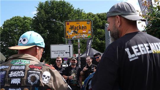 Beliebtes Motiv: Das Ortschild von Wacken.