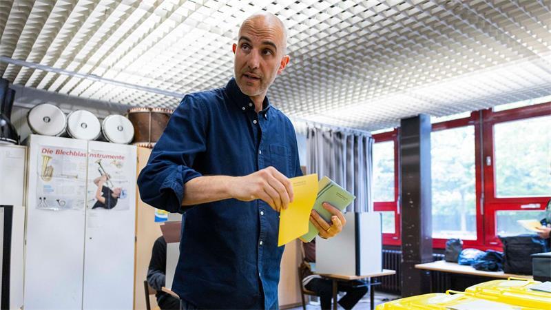 Belit Onay (Grüne), Oberbürgermeister der Stadt Hannover und erneut Kandidat für dieses Amt, gab in einem Wahllokal seine Stimme zur Kommunalwahl ab. Rund 114.000 Stimmen erhielt der Amtsinhaber – und verpasste damit im ersten Wahlgang die absolute Mehrheit.