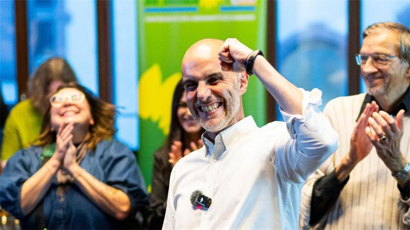 Belit Onay (Grüne) bleibt Oberbürgermeister der Stadt Hannover – und jubelt daher im Neuen Rathaus.