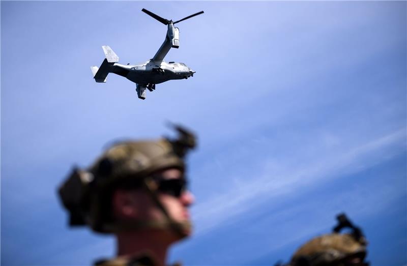 Deutsche Marineführung bei Ostsee-Großmanöver Bell-Boeing V-22 Osprey der US-Marine am Himmel über Ventspils. Das unter deutscher Führung stattfindende Manöver der Seestreitkräfte hat das Ziel, taktische Verfahren zur Landes- und Bündnisverteidigung in küstennahen Gewässern zu üben.