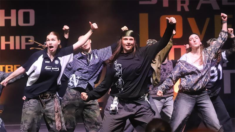 Street Explosion: Diese Buxtehuderin bringt coole Moves aufs Pflaster Belohnung für das harte Training: Karla Galle zeigt ihr Können beim Tanzwettbewerb.