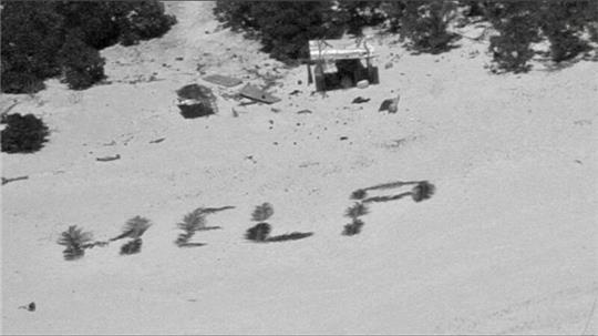 „Bemerkenswertes Zeugnis ihres Willens, gefunden zu werden“: „Help“ mit Palmwedeln auf Sand geschrieben.