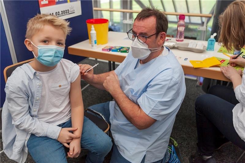 Ben-Maarten (8) aus Stade war einer der ersten, die im Stadeum ihre Covid-19-Impfung bekamen. Foto: Landkreis Stade/Christian Schmidt