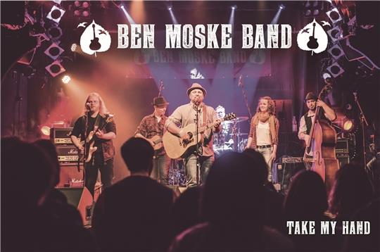 Ben Moske und Band spielen auf der Bühne in Oldendorf.