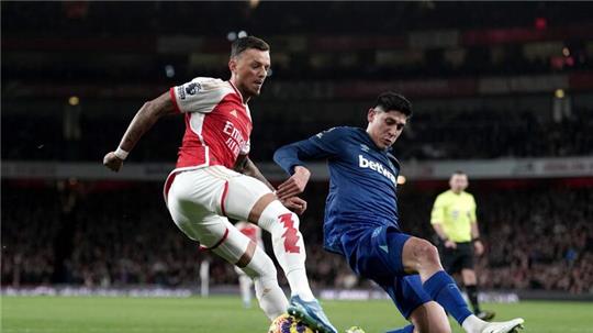 Ben White (l) und der FC Arsenal verpassten die Rückkehr an die Spitze der Premier League.