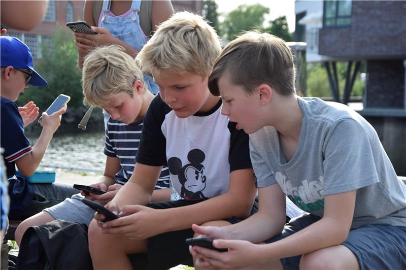 Ben (links), Simon und andere Kinder aus der Samtgemeinde Horneburg gingen im Ferienspaß auf Pokémon-Jagd . Foto: Battmer