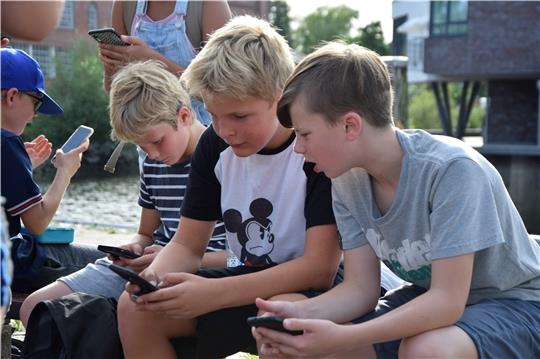 Ben (links), Simon und andere Kinder aus der Samtgemeinde Horneburg gingen im Ferienspaß auf Pokémon-Jagd . Foto: Battmer