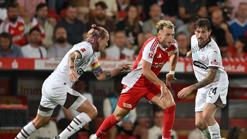 Benedict Hollerbach (M) erzielte die Führung für Union Berlin.