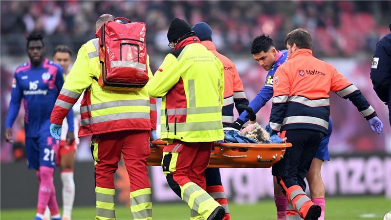 Leipzig verliert gegen Mainz nach Hollerbach-Schock Benedict Hollerbach wird vom Platz getragen.