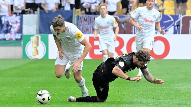 Liga-Neuling Holstein Kiel siegt mit viel mit Mühe in Aachen Benedikt Pichler (l) von Holstein Kiel und Jan-Luca Rumpf (r) von Alemannia Aachen sorgen für einen Pokal-Fight.