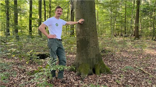 Benedikt von Düring weiß, welche Bäume am besten für Urnenbestattungen geeignet sind.