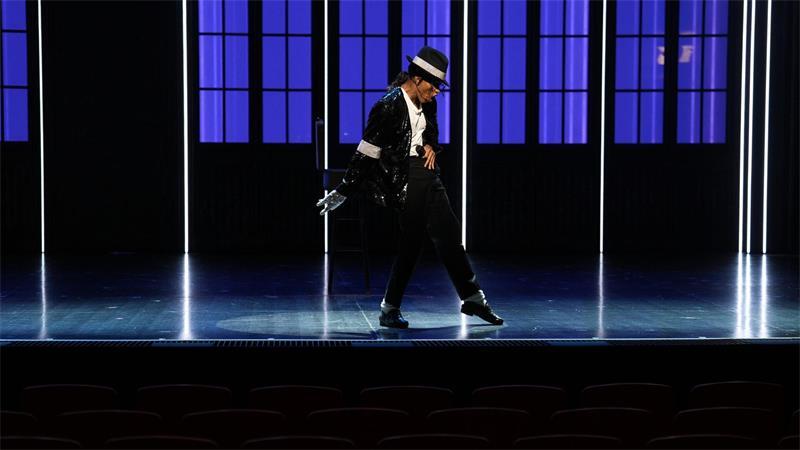 Funkelnder Handschuh rührt Jackson-Brüder bei Hamburg-Besuch Benét Monteiro als Michael Jackson performt auf der Bühne „Billie Jean“.