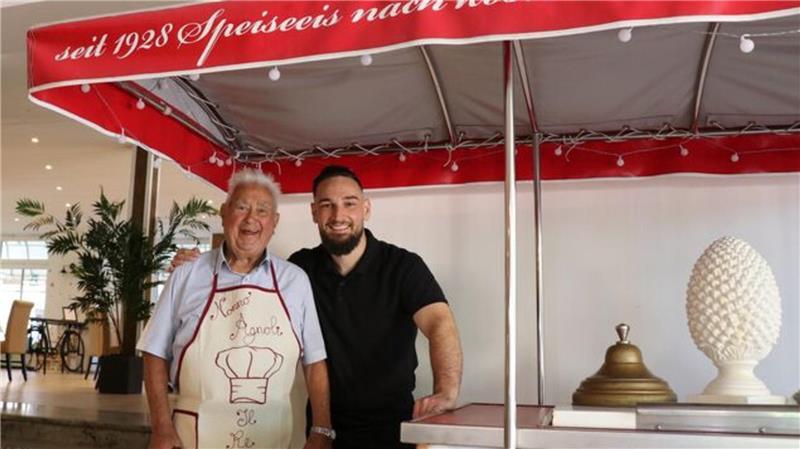 Café Brüning ist Geschichte: Ansturm auf neue Eisdiele in Otterndorf Benito Romano Agnoli (links) ist stolz auf seinen Enkel Marco, der die Familientradition der Eisherstellung in Otterndorf weiterführt.