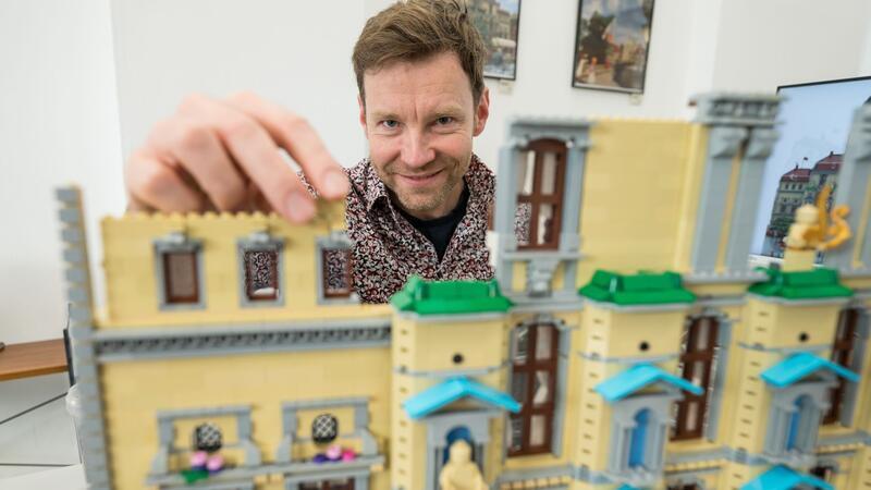Lüneburger Rathaus in Lego – Künstler baut Heimatstadt Benjamin Albrecht baut seine Heimatstadt Lüneburg aus Legosteinen nach.
