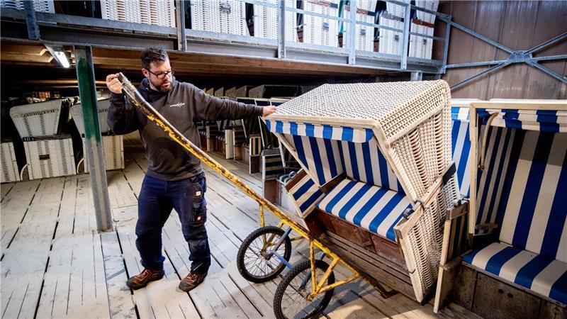 Benjamin Brandt, Mitarbeiter der Kurverwaltung Wangerooge, bringt einen defekten Strandkorb vom Winterlager in die Strandkorbwerkstatt der Insel.