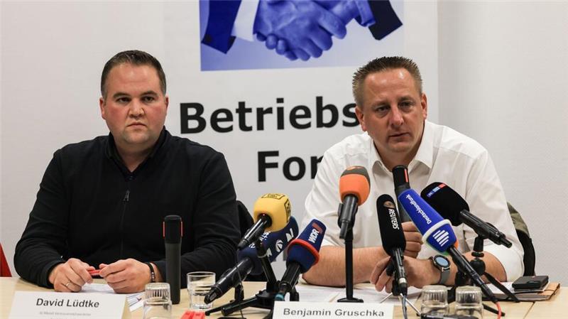 Ford-Jobabbau: Betriebsrat bangt um Zukunft des Standorts Benjamin Gruschka (r), Vorsitzender des Gesamtbetriebsrates der Ford-Werke, spricht neben David Lüdtke, IG-Metall-Sprecher bei Ford, auf einer Pressekonferenz nach der Betriebsversammlung.