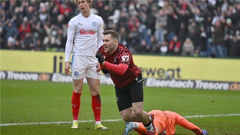 Benjamin Källman trifft zum 1:0 für Hannover 96.