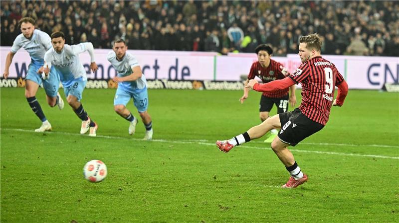 Benjamin Källman von Hannover 96 verschießt einen Foulelfmeter.