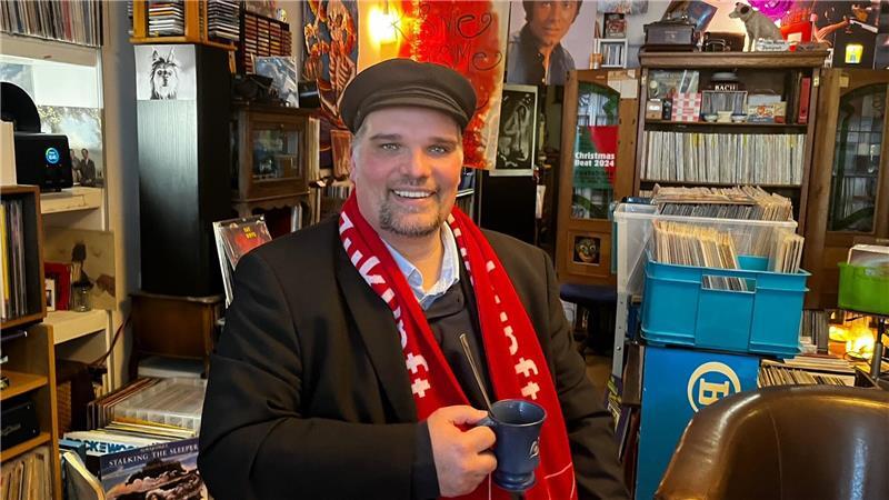 Bürgermeisterfrage in Buxtehude: So reagieren die anderen Parteien Benjamin Koch-Böhnke an einem seiner Lieblingsorte: in Jan Iso Jürgens Plattenladen Isovinyl in Buxtehude. Er war 2021 Bürgermeisterkandidat der Partei Die Linke.