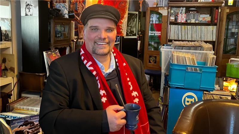 Überraschung: Benjamin Koch-Böhnke beendet seine politische Karriere Benjamin Koch-Böhnke an einem seiner Lieblingsorte: in Jan Iso Jürgens‘ Plattenladen "Isovinyl" in Buxtehude.