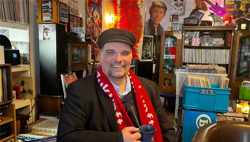 Benjamin Koch-Böhnke an einem seiner Lieblingsorte: in Jan Iso Jürgens Plattenladen „Isovinyl" in Buxtehude.