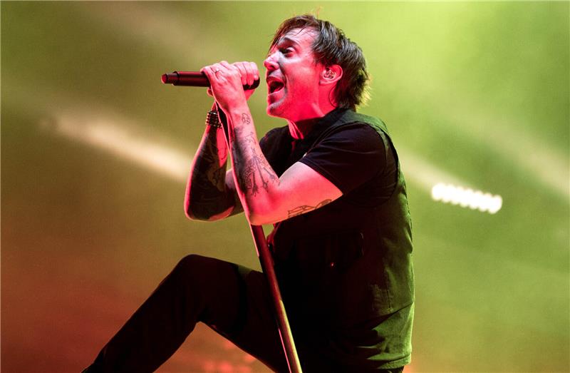 Benjamin Kowalewicz, Sänger der Band Billy Talent steht auf dem Hurricane Festival auf der Bühne. Foto: Hauke-Christian Dittrich/dpa